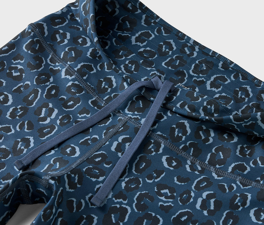 Zbliżenie na niebieskie legginsy we wzór zwierzęcy ze sznurkiem w pasie.