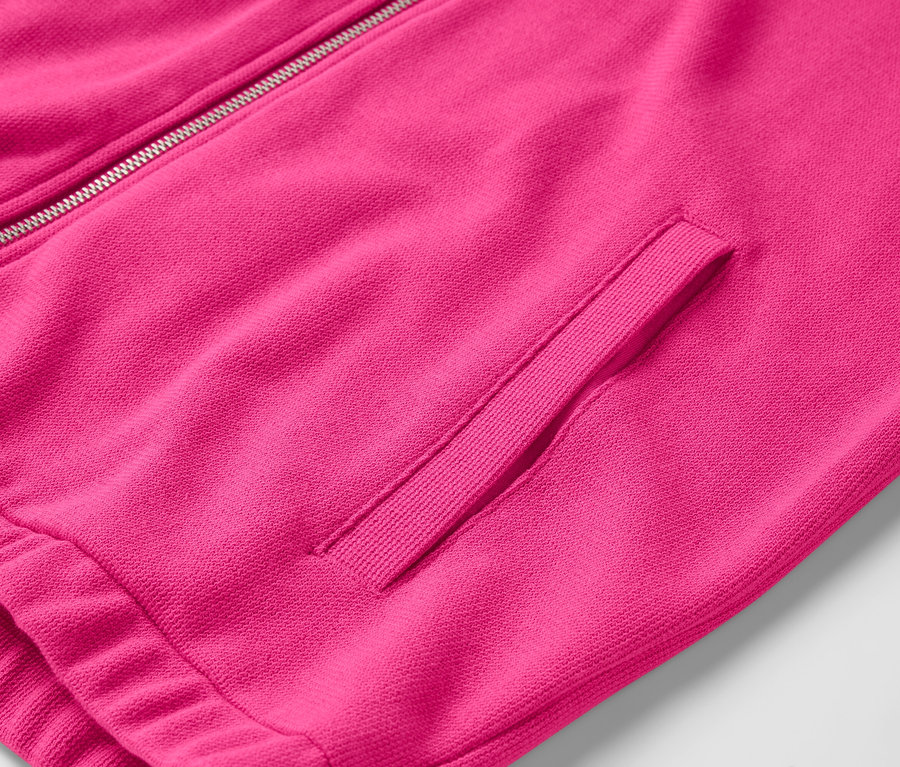 Zbliżenie różowej kurtki z zamkiem błyskawicznym i kieszenią.