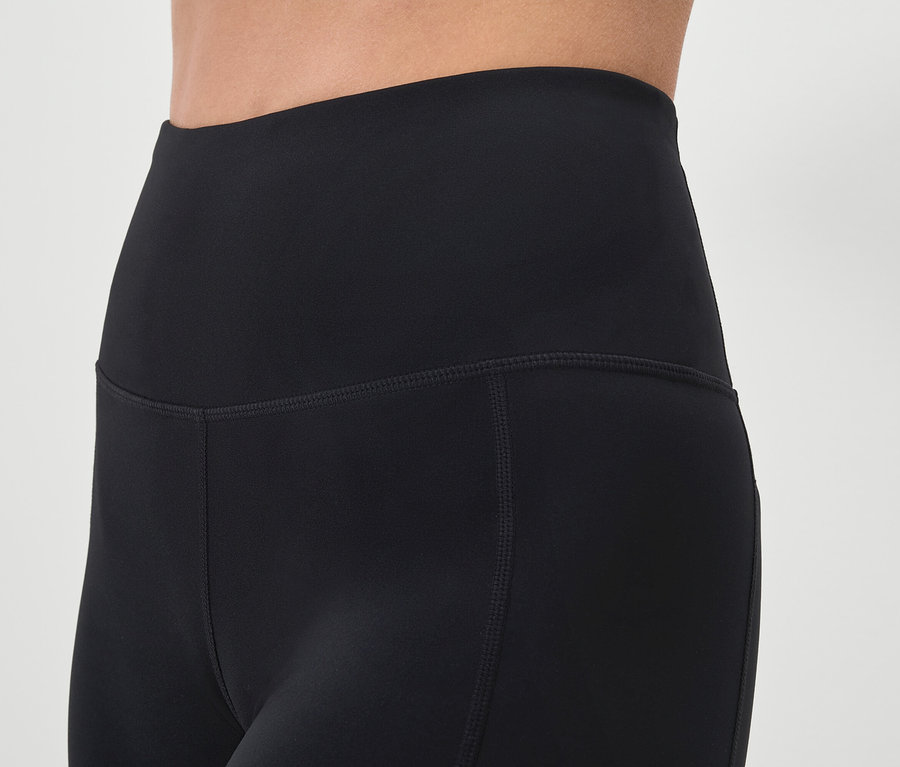 Zbliżenie na czarne legginsy na osobie.