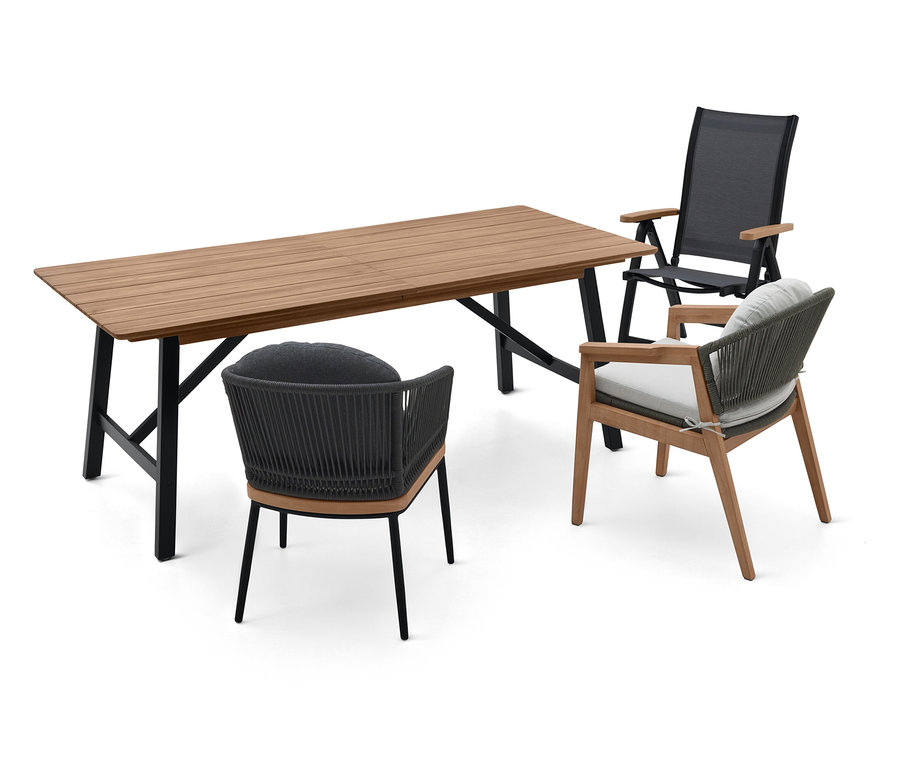 Drewniany stół z czarnymi metalowymi nogami i trzema krzesłami z szarymi poduszkami.