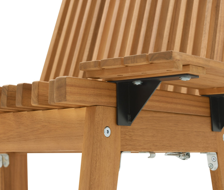 Szczegółowy widok krzesła ogrodowego wykonanego z jasnego drewna ze złączami z czarnego metalu.