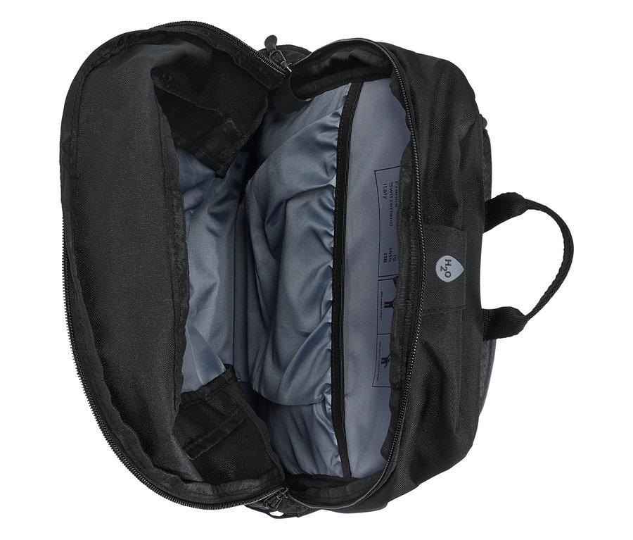 Otwarty, czarny plecak z szarą podszewką.