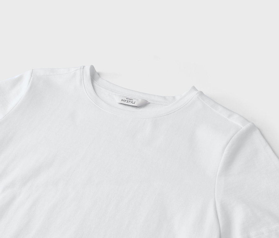 Zbliżenie białej koszulki z metką z napisem "Tchibo My Style".