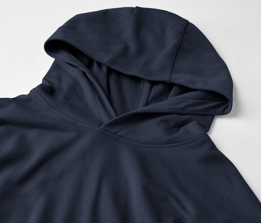 Zbliżenie granatowej bluzy z kapturem na białym tle.