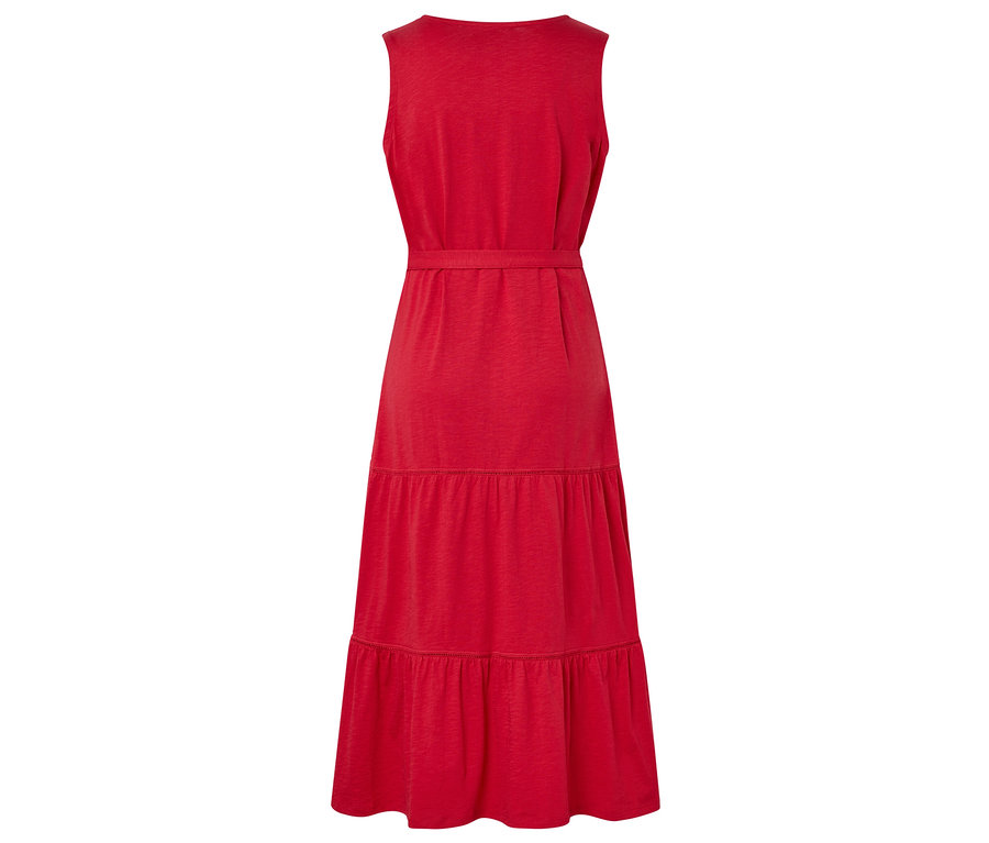 Widok z tyłu czerwonej, bezrękawnikowej, warstwowej sukienki maxi z paskiem.