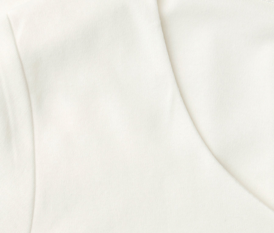 Zbliżenie na białą koszulkę Street One z krótkim rękawem.