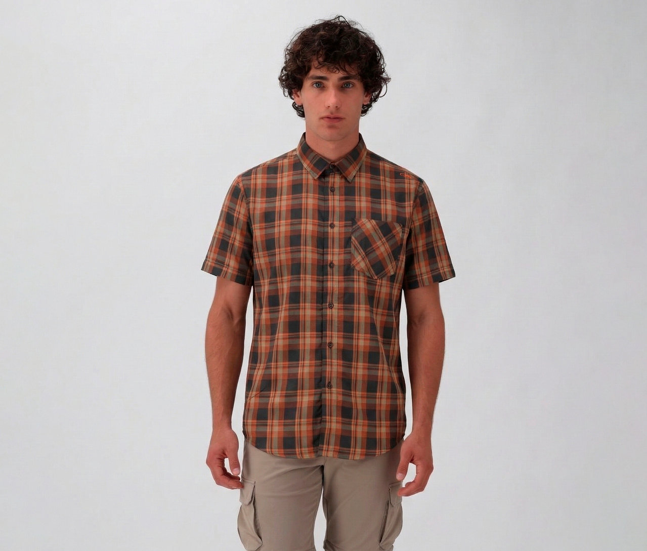 Mężczyzna ma na sobie koszulę z krótkim rękawem CMP w brązowo-szarą kratę i beżowe spodnie cargo na białym tle.