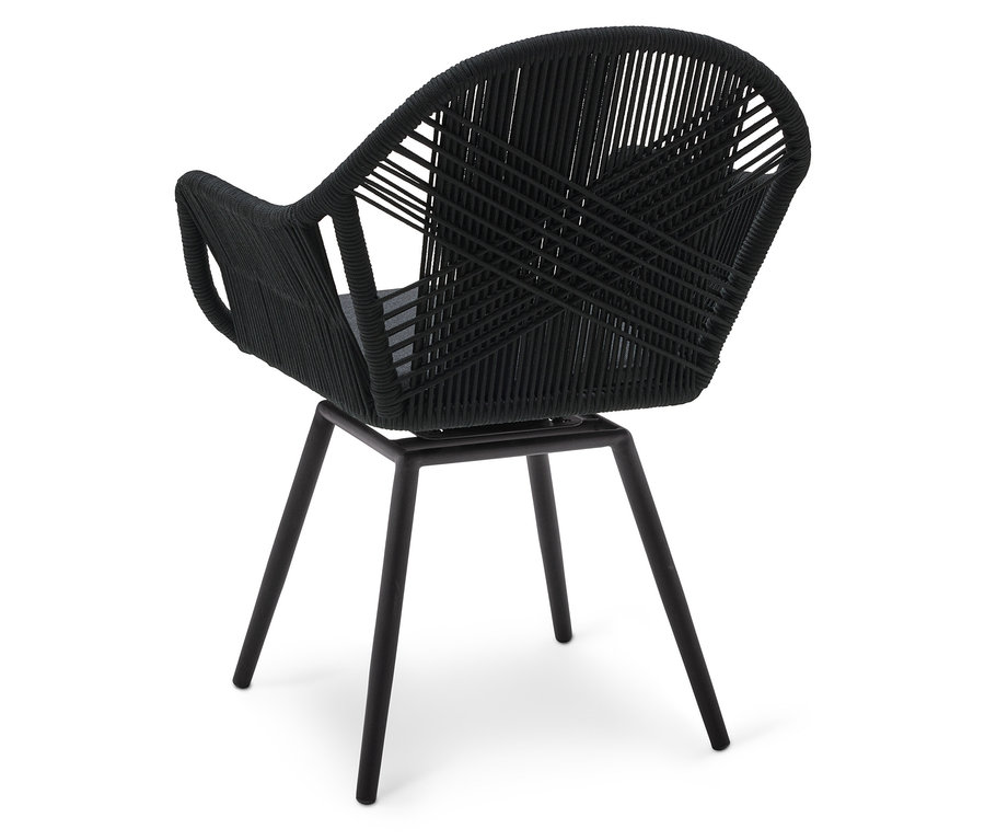 Zbliżenie czarnego fotela ze sznurkowym siedziskiem i czterema nogami.