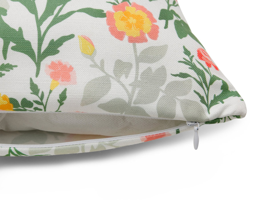 Zbliżenie poszewki na poduszkę z zamkiem błyskawicznym i kwiatowym wzorem.
