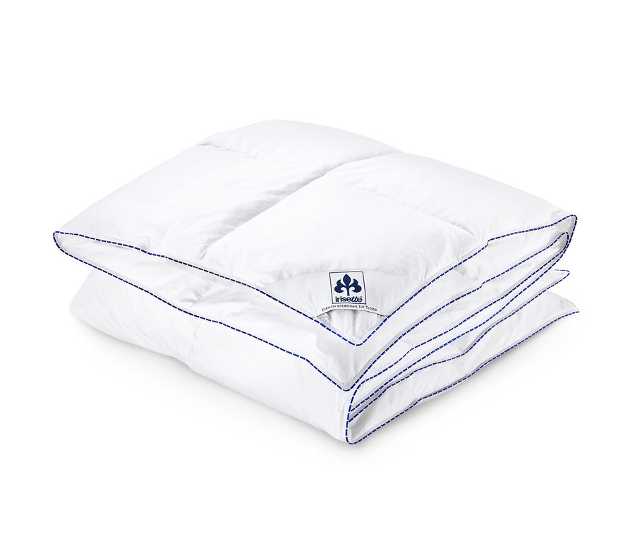 Złożona biała puchowa kołdra kasetowa irisette® w standardowym rozmiarze z niebieską obwódką.