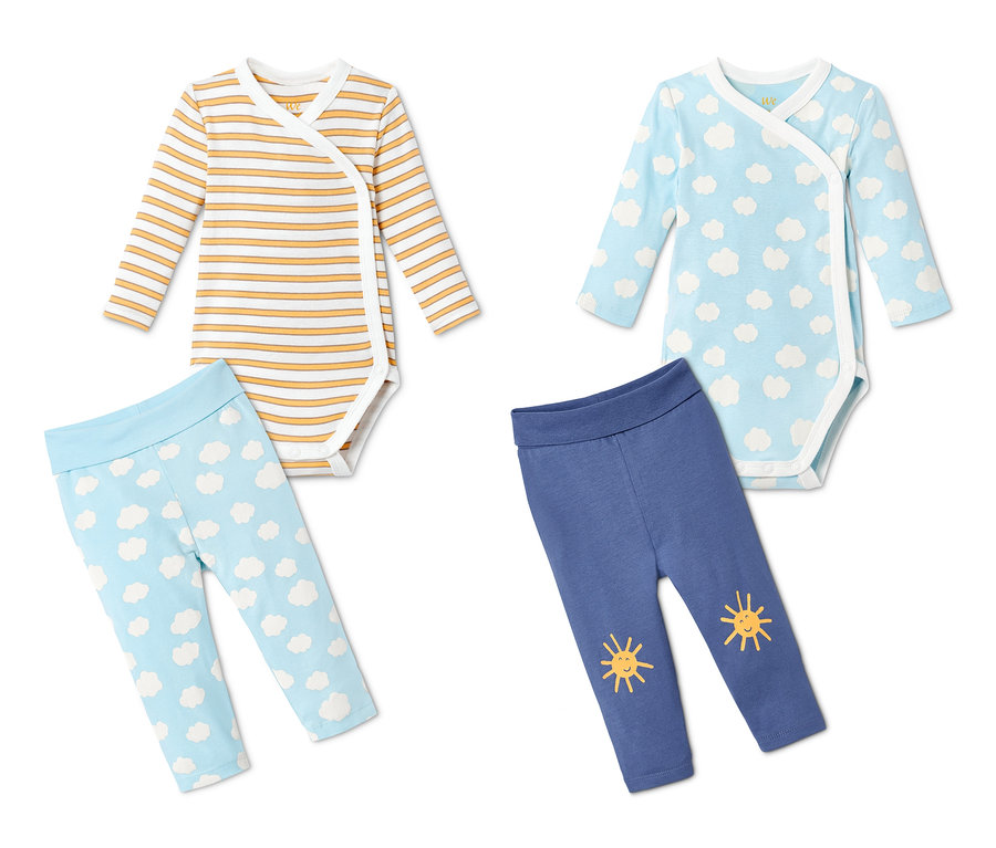 Zestaw niemowlęcy z bawełny ekologicznej, 4-częściowy: żółto-białe body w paski, jasnoniebieskie legginsy w chmurki, niebieskie legginsy ze słoneczkami i niebieskie body w chmurki.