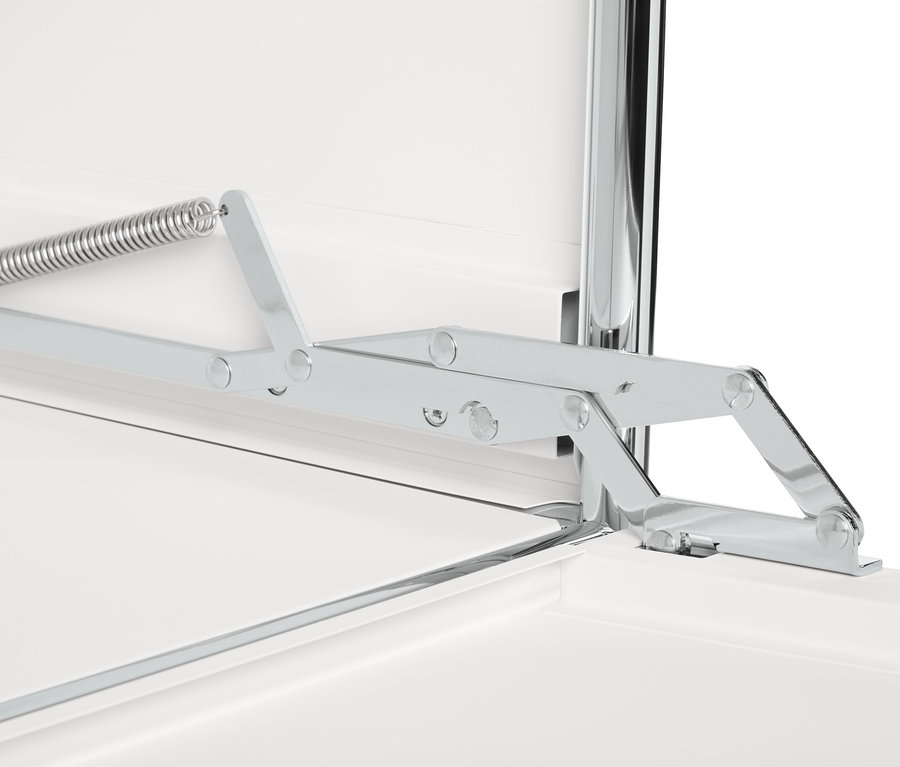 Szczegół białej metalowej szafki typu sideboard »CN3« z klapami i srebrnym mechanizmem.