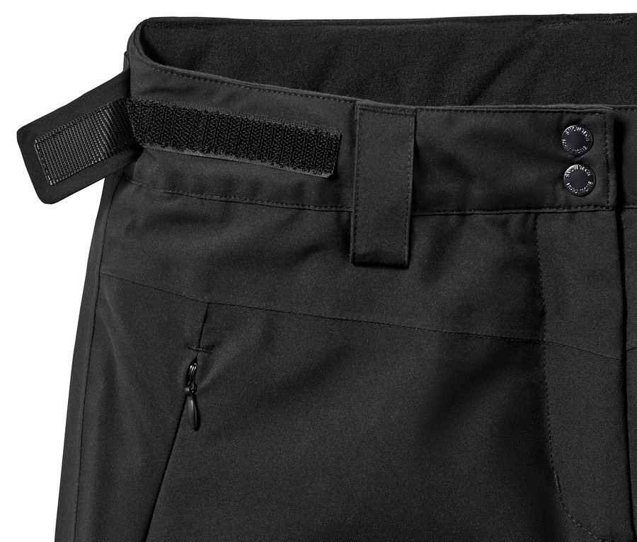 Czarne spodnie narciarskie.