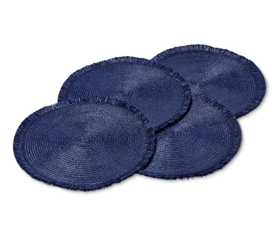 Cztery niebiesko-liliowe podkładki pod talerze.