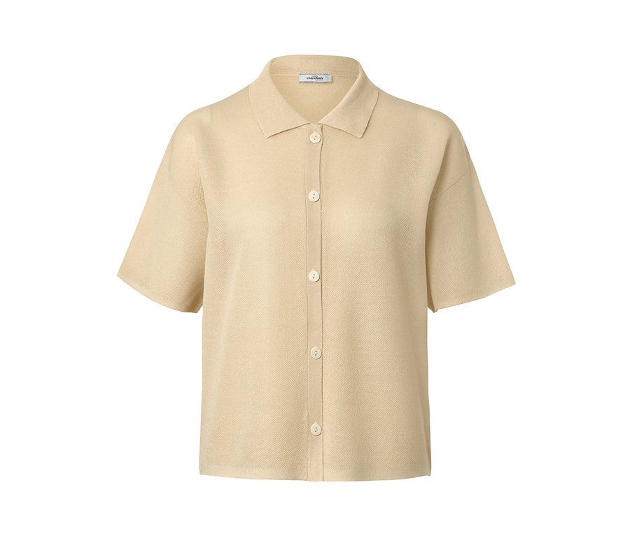 Beżowy kardigan z kołnierzem i krótkimi rękawami.