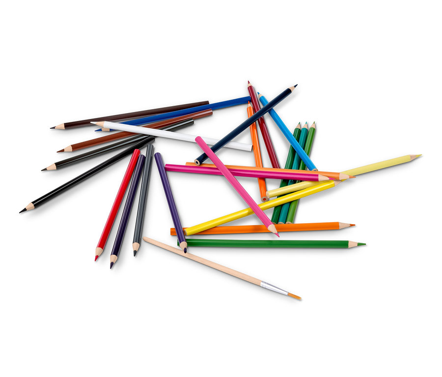 Rozrzucone kredki akwarelowe w różnych kolorach i pędzel.