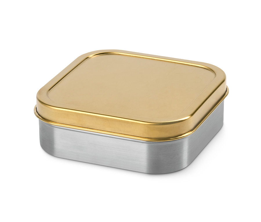 Pojemnik na lunch ze złotą pokrywką i srebrnym dnem.