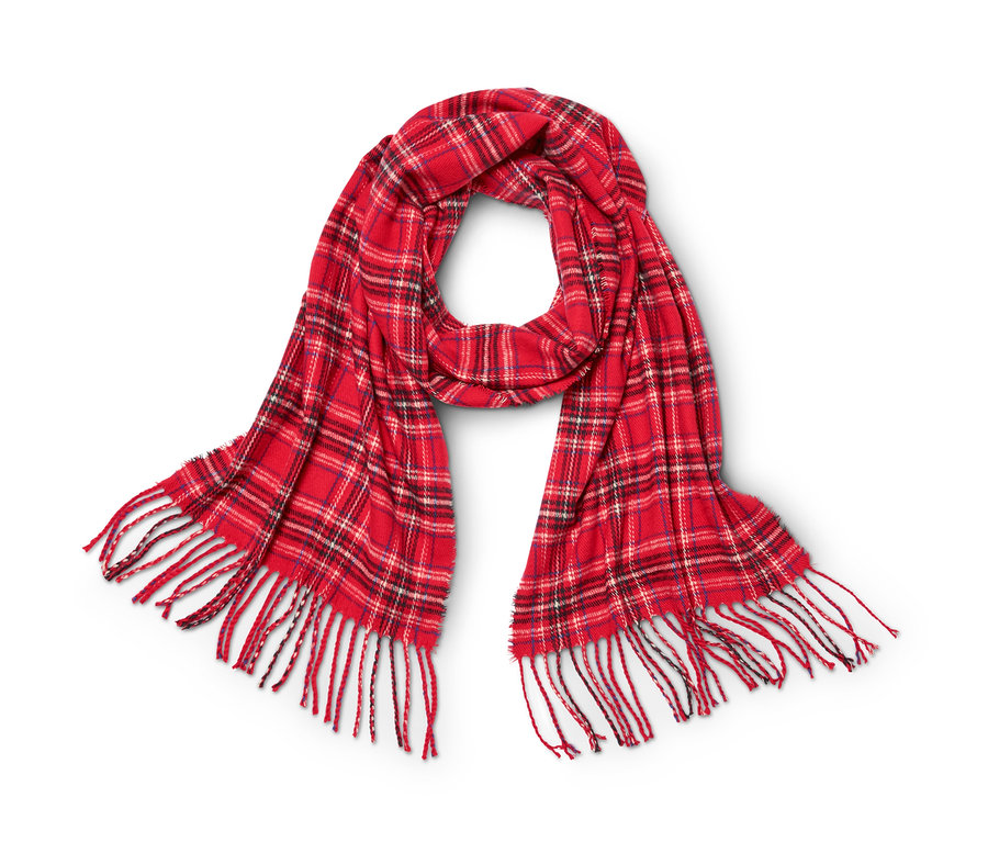 Czerwony kraciasty szal z frędzlami leży na białym tle.
