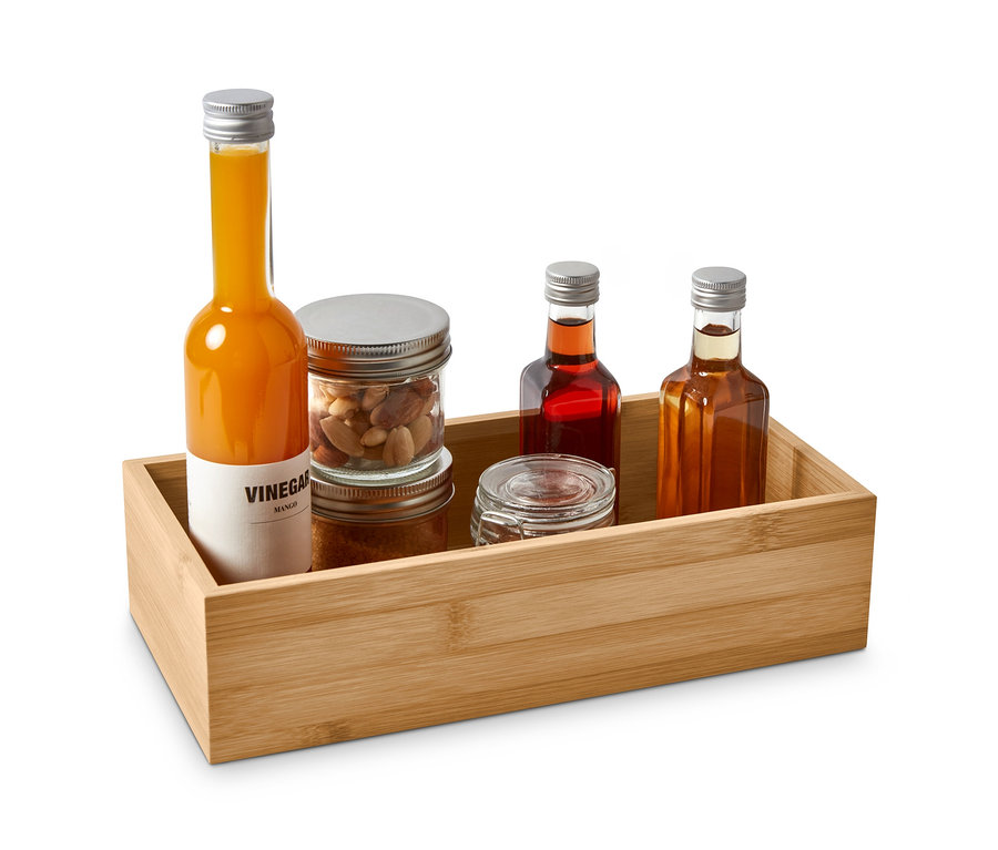 Dwa pudełka do przechowywania przypraw w bambusowym pudełku.