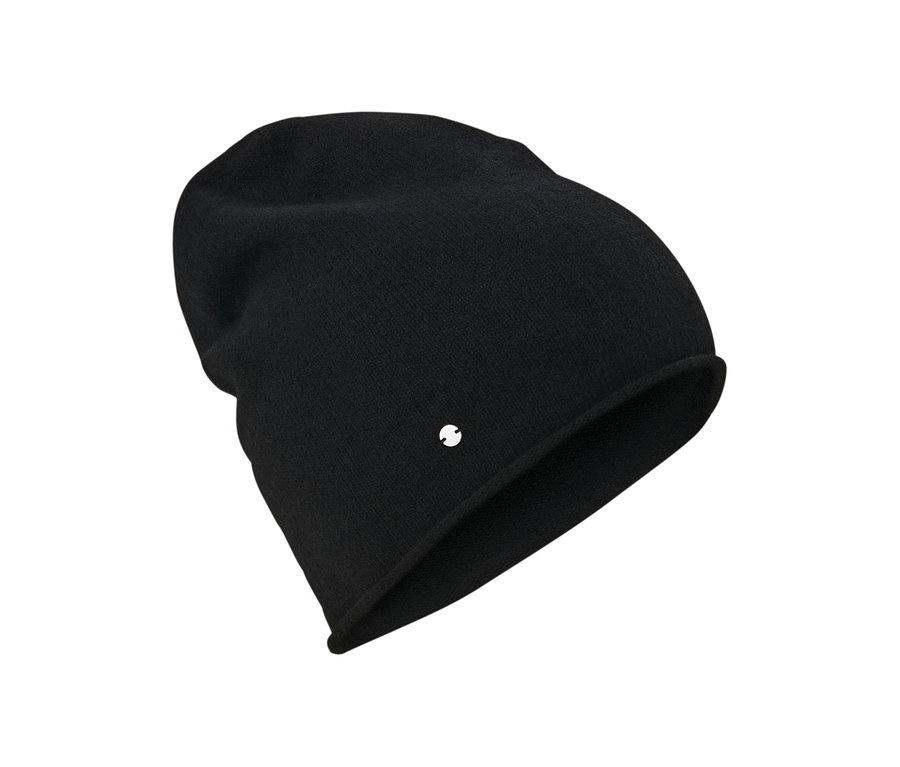 Czarna czapka z delikatnej dzianiny.