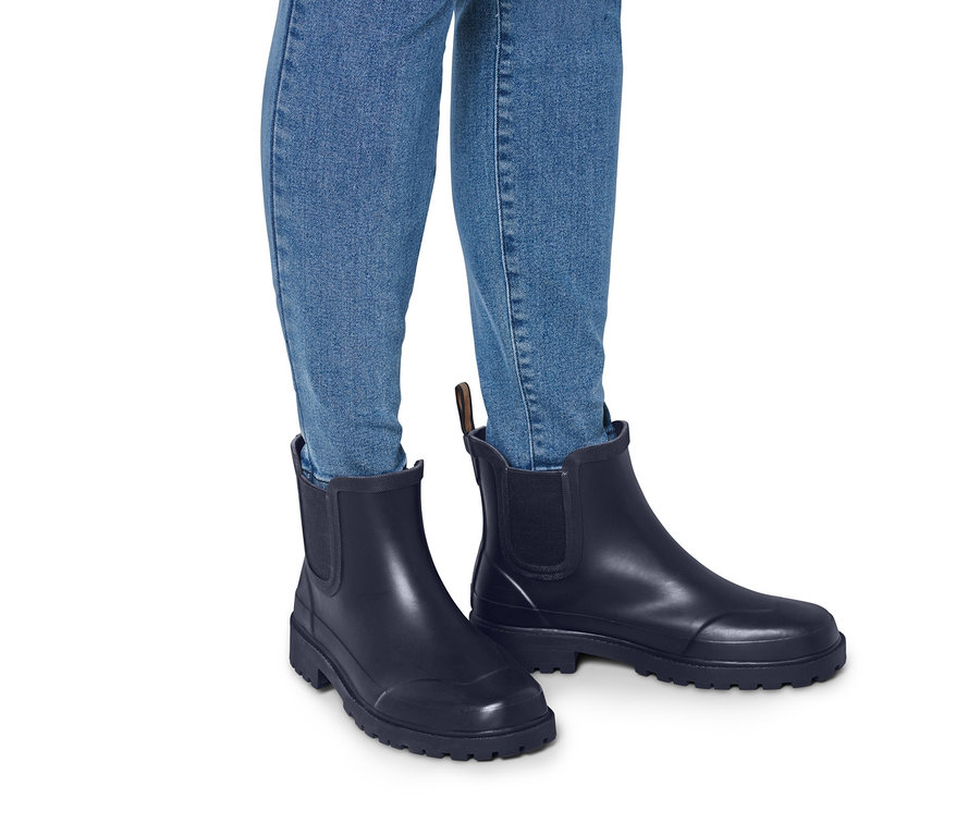 Nogi w dżinsach i krótkich kaloszach.