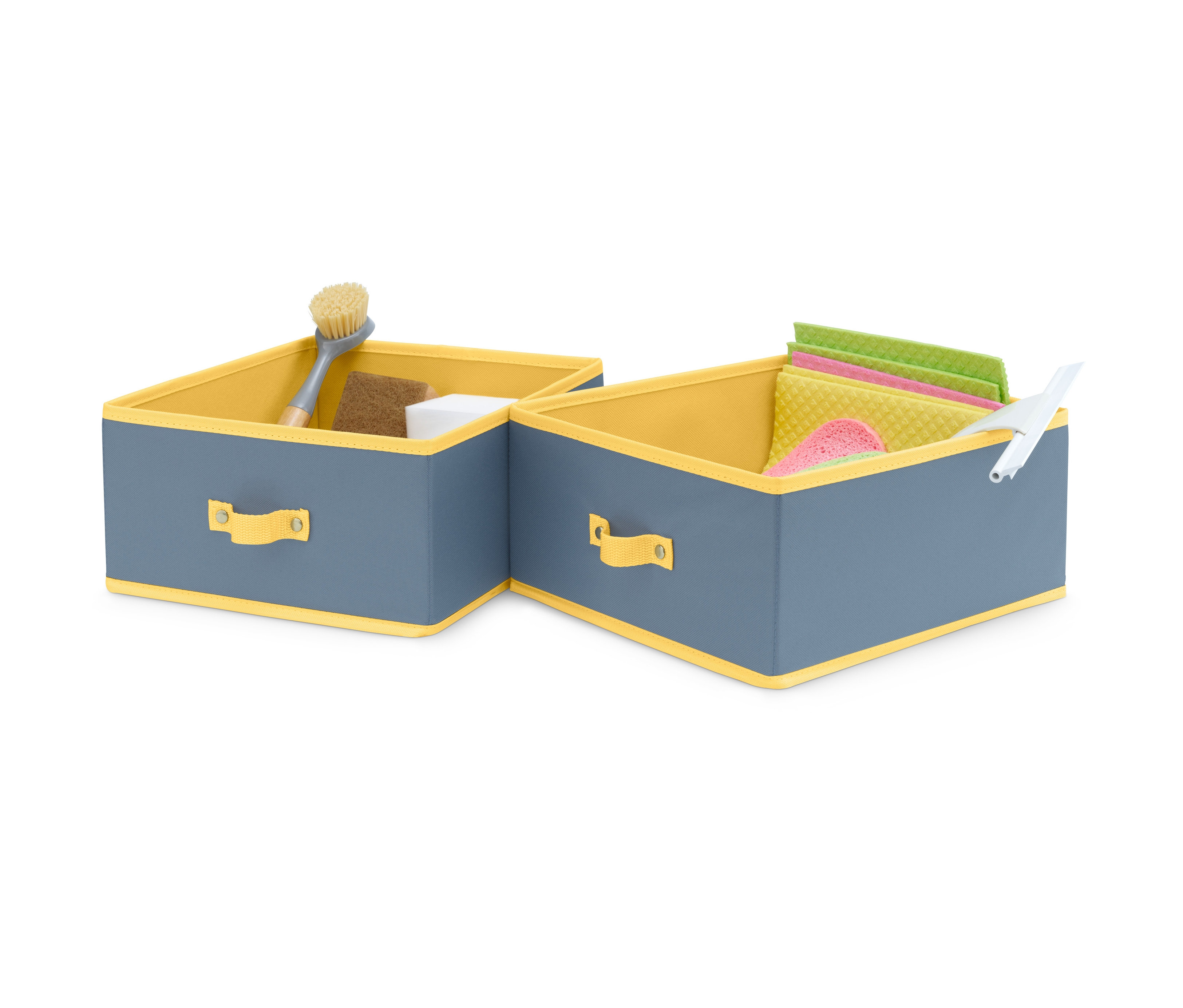 Dwa duże pojemniki do szuflad w kolorze szarym z żółtą obwódką, w jednym szczotka, gąbka i biała kostka, w drugim ścierki i ściągaczka.