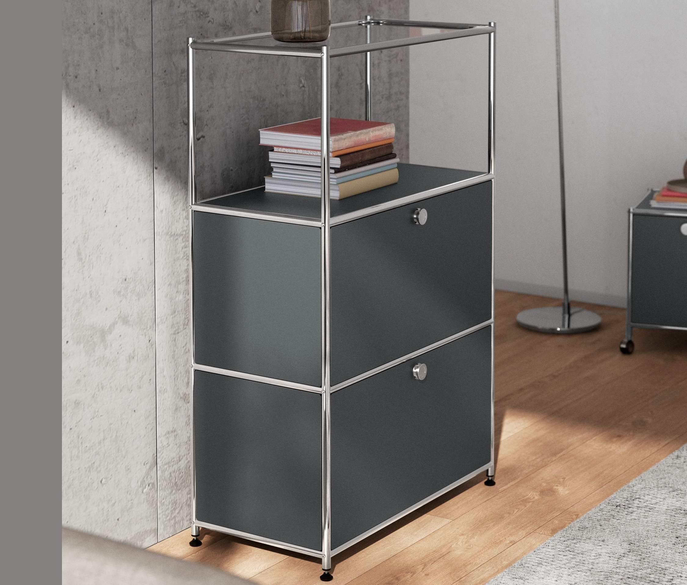 Metalowa komoda »CN3« z 2 klapami w kolorze szarym i chromowana metalowa lampa stojąca.