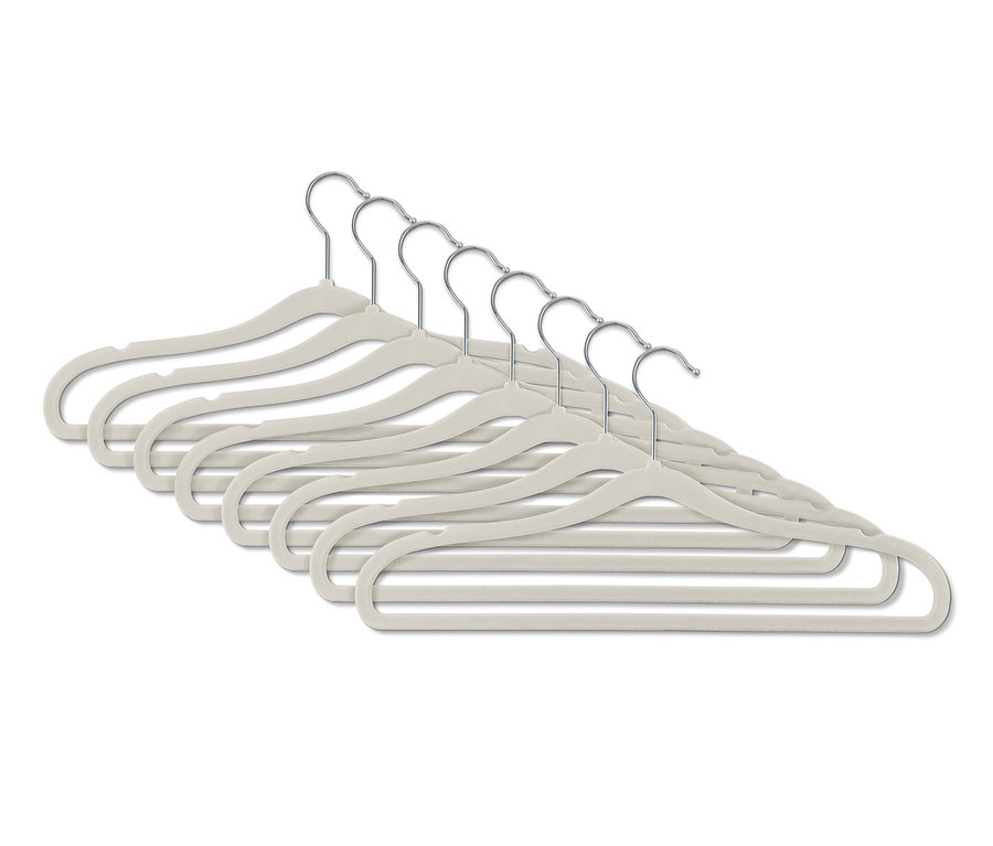 Osiem wyjątkowo wąskich wieszaków na ubrania leży obok siebie.