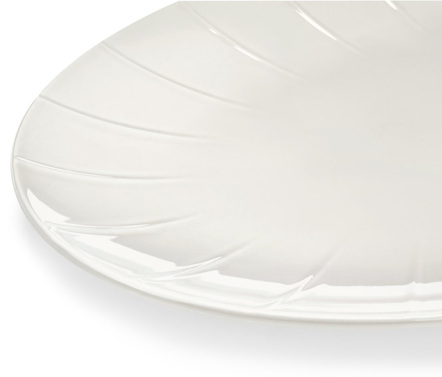 Szczegół białej patery do serwowania.