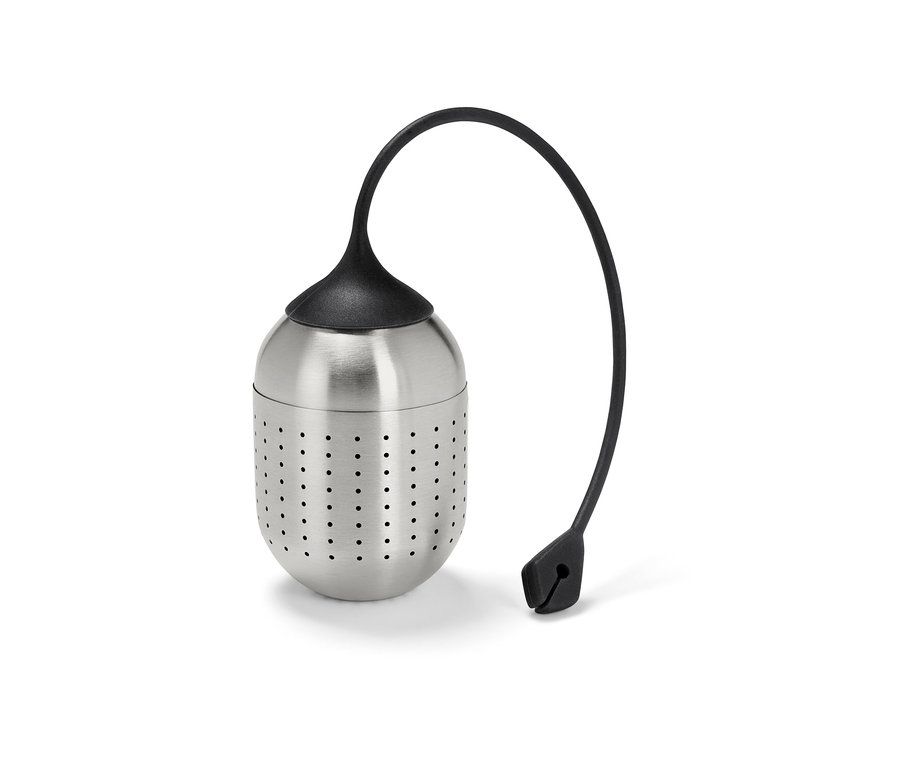 Srebrna kula na przyprawy z czarnym uchwytem.