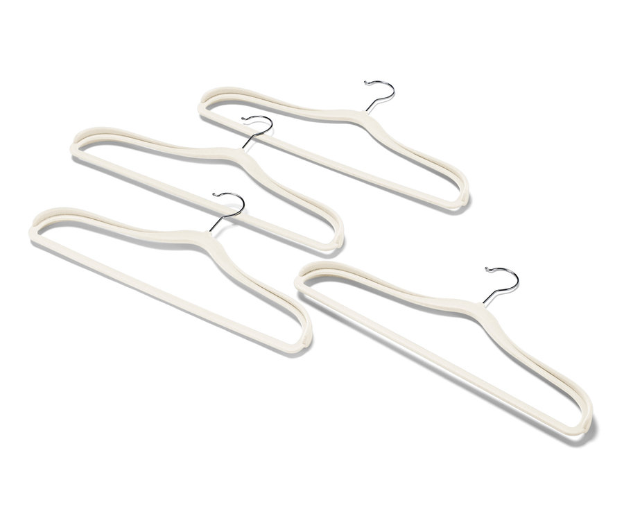 Cztery wieszaki na ubrania z pogrubioną okolicą ramion leżą na białym tle.