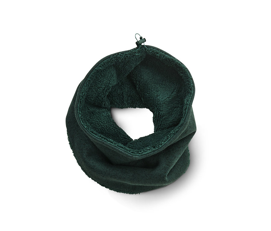 Zielony szalik z dzianiny polarowej.