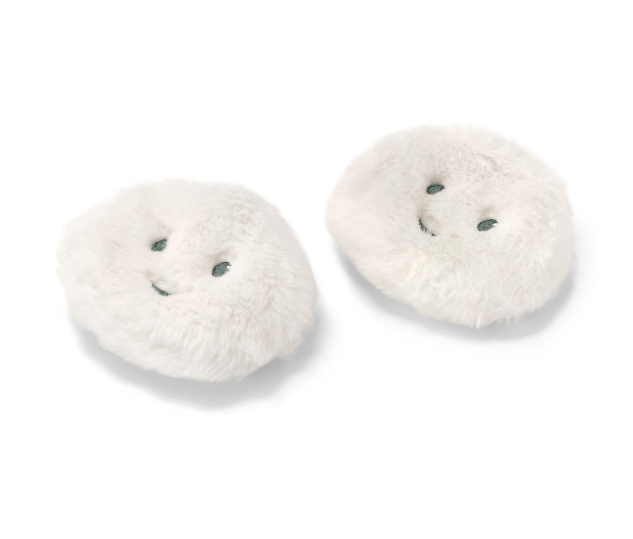 Dwa białe, kieszonkowe ogrzewacze dłoni.