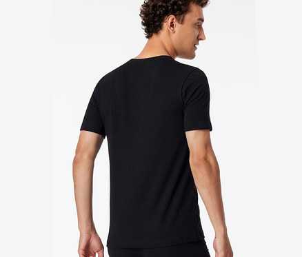 Mężczyzna od tyłu ma na sobie czarną koszulkę SCHIESSER z bawełny ekologicznej.