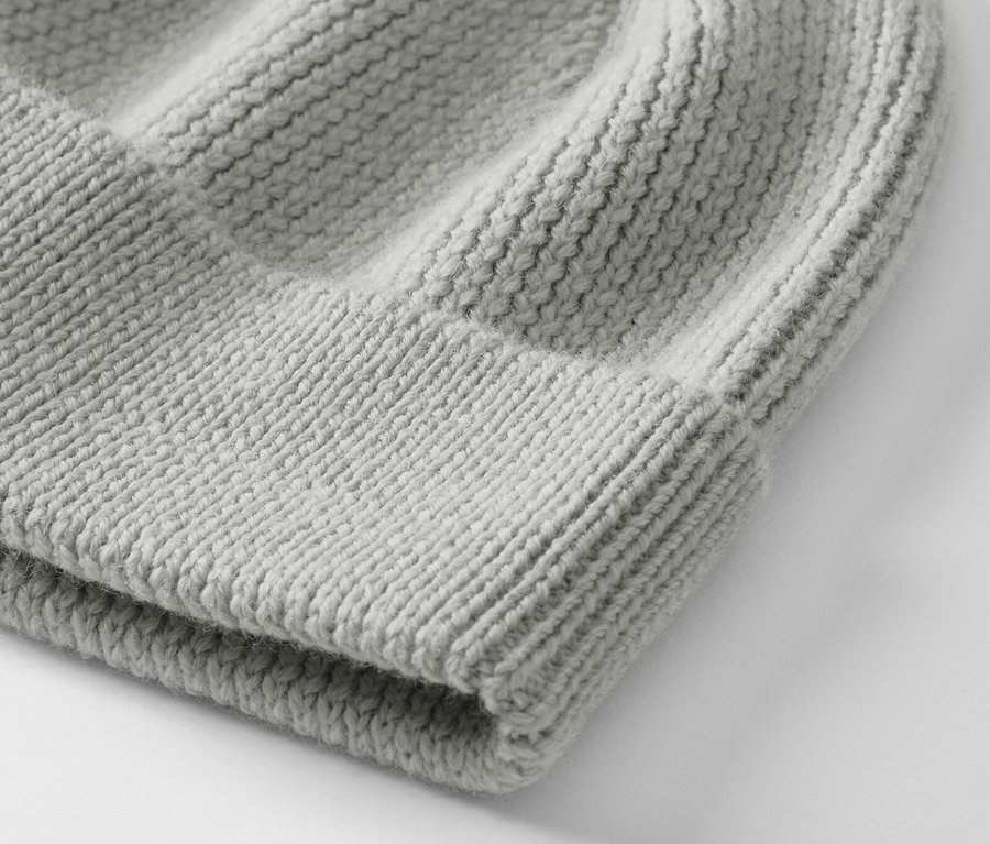 Zbliżenie na czapkę wełnianą.