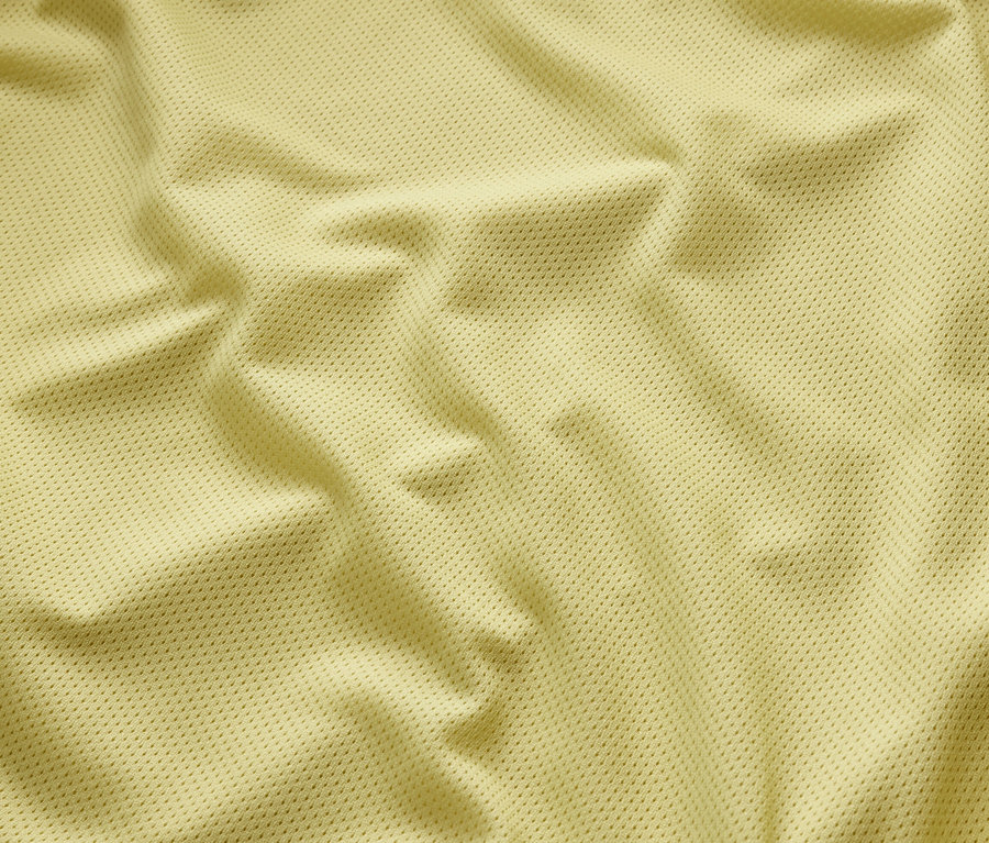 Zbliżenie na teksturę żółtej kurtki przeciwdeszczowej.