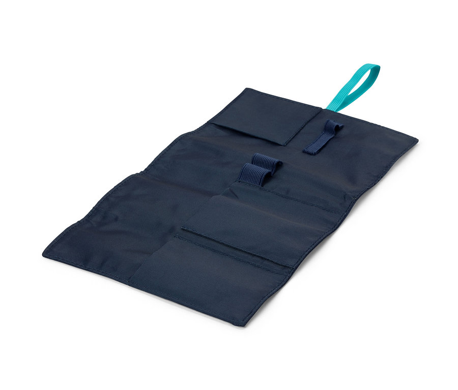 Otwarty, granatowy podróżny organizer na kable z lazurową pętelką.