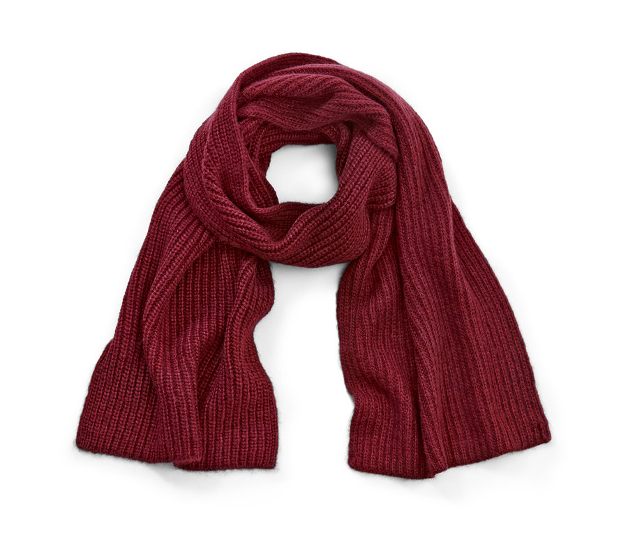 Burgundowy szalik z dzianiny z wełną leży na białym tle.