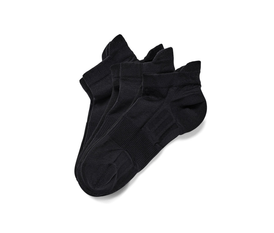 Trzy pary czarnych profesjonalnych skarpet do biegania.