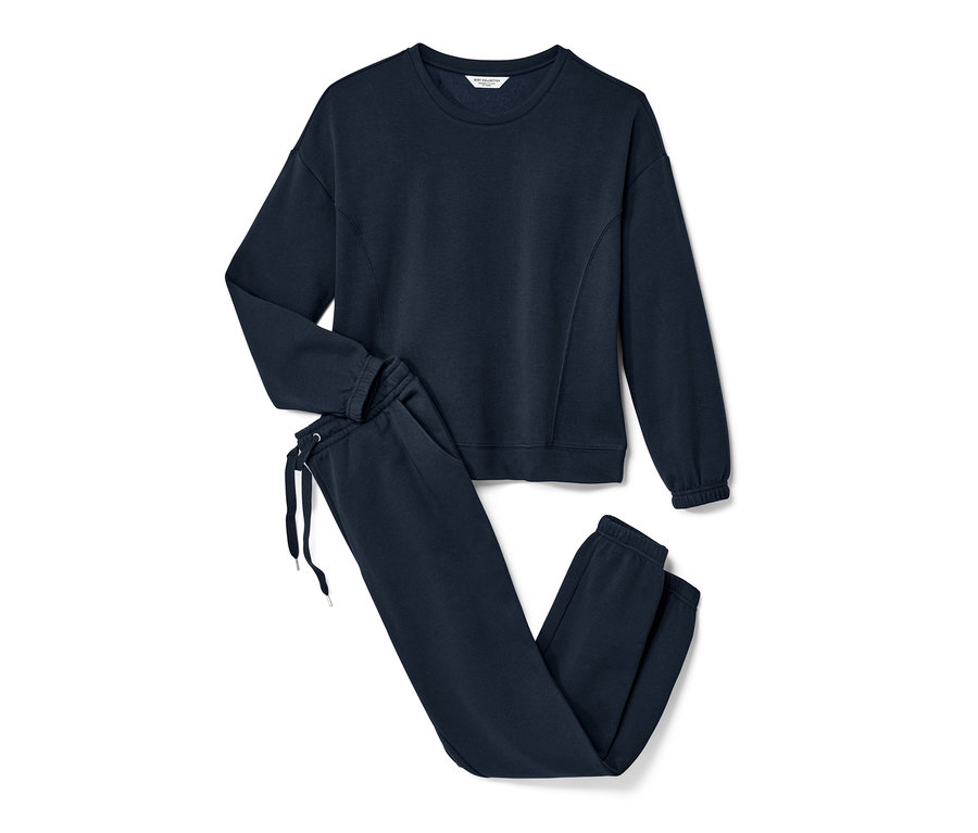 Granatowy zestaw odzieży domowej.
