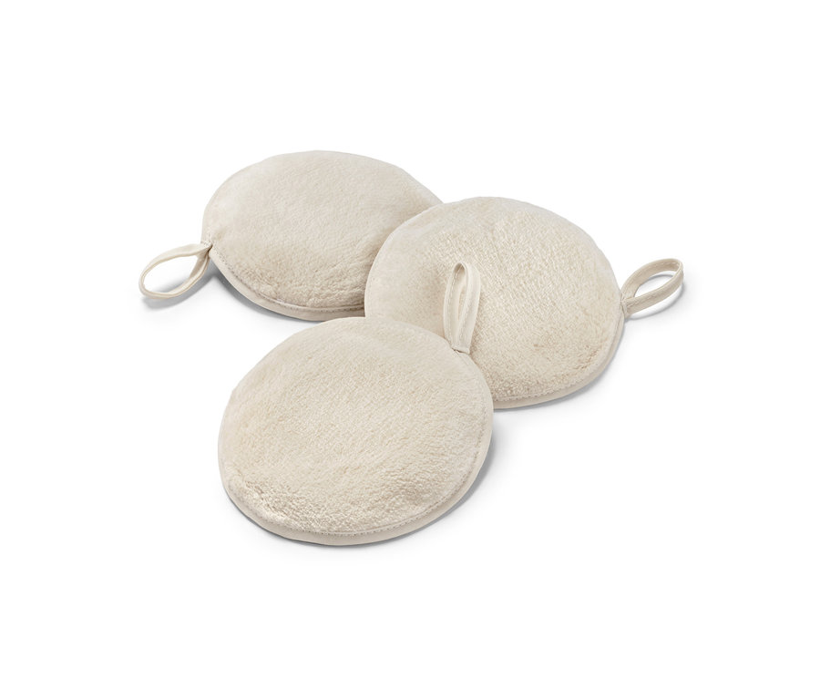 Trzy wyjątkowo duże płatki do demakijażu leżą na sobie.