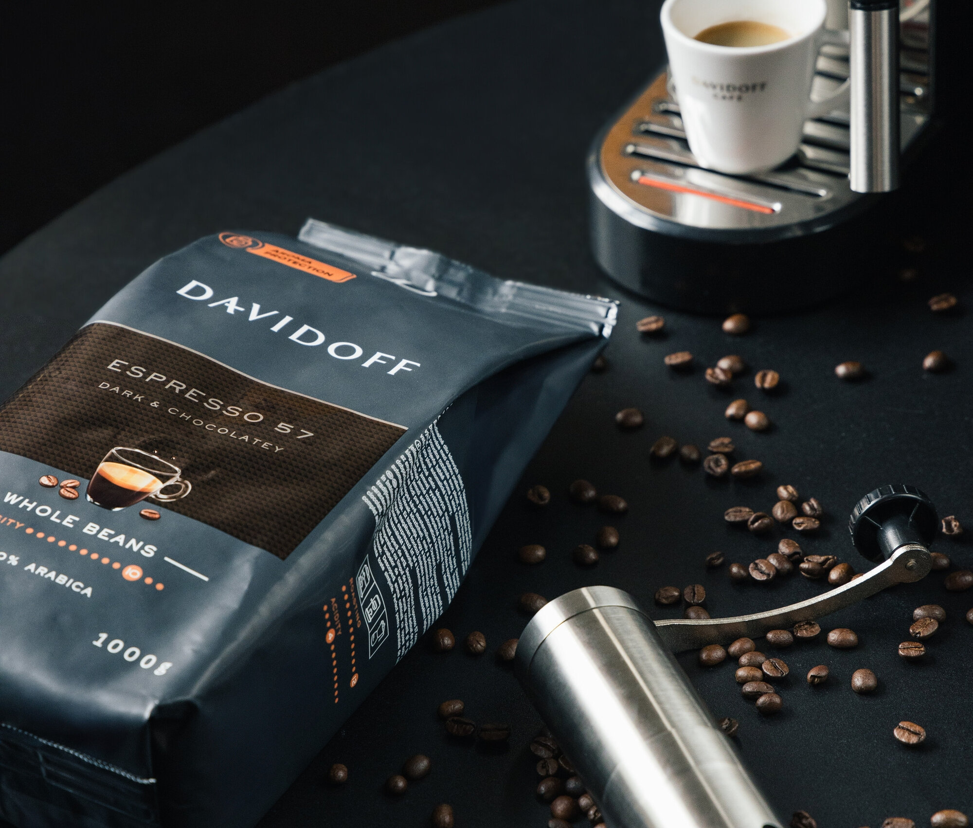 Opakowanie kawy ziarnistej DAVIDOFF CAFÉ Espresso 57 - 1x 1000 g, młynek do kawy i filiżanka espresso pod ekspresem do kawy.