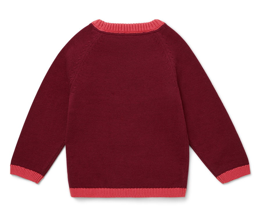 Burgundowy sweter z różowym wykończeniem na szyi i mankietach.