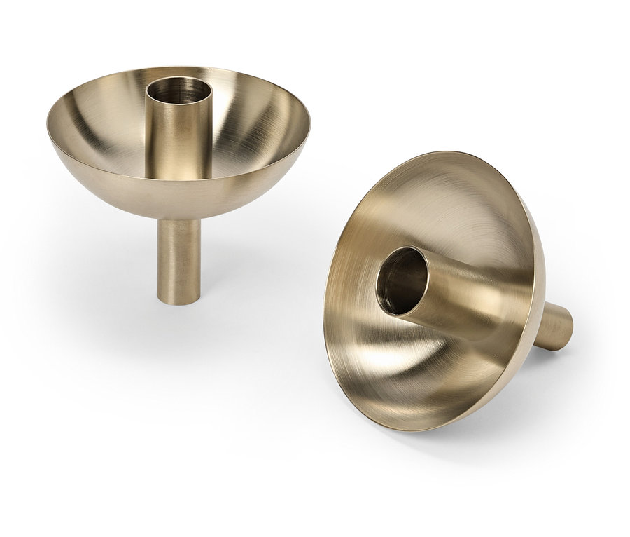 Dwa złote świeczniki na białym tle.