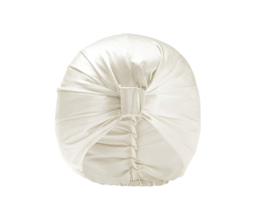 Biały jedwabny turban.