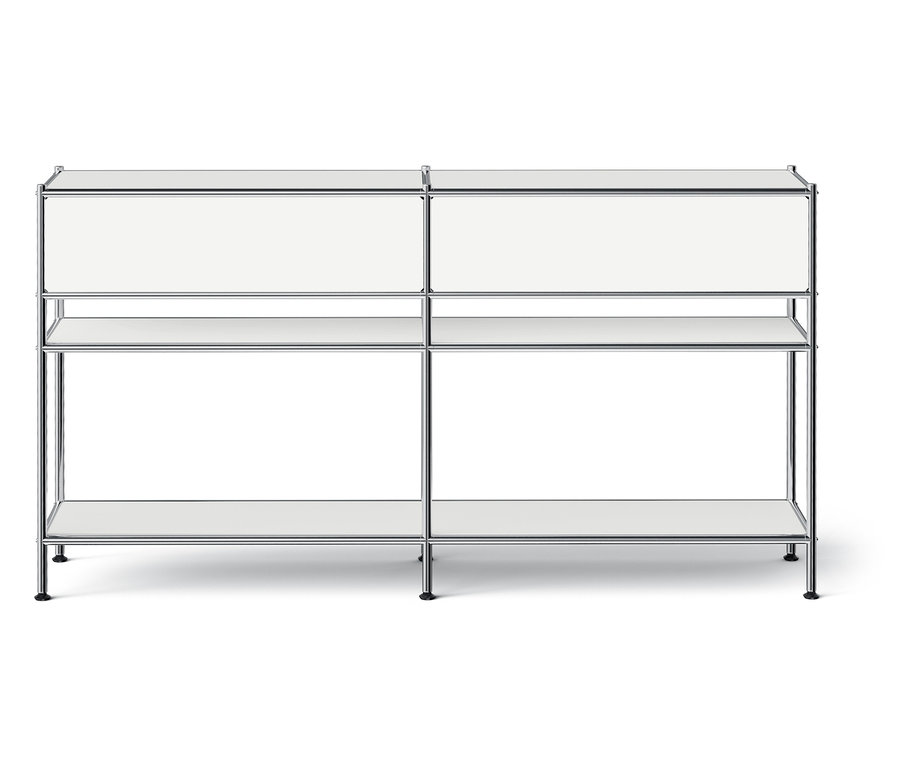 Dwuuczęściowy regał z białymi półkami i chromowaną ramą.
