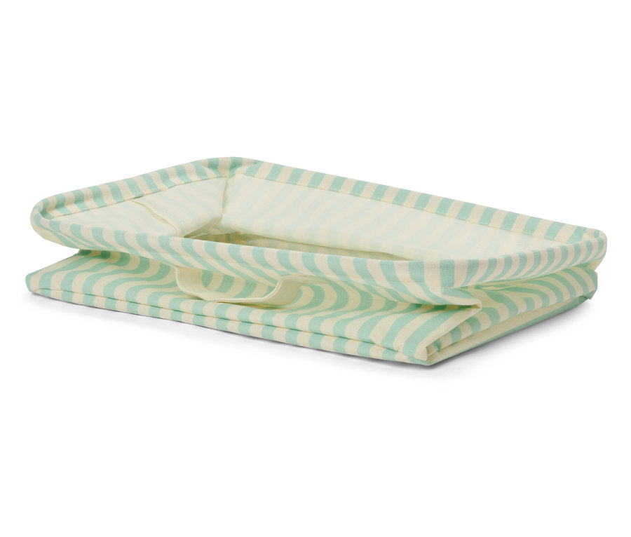 Pasiasty koszyk z materiału w kolorze białym i jasnozielonym.