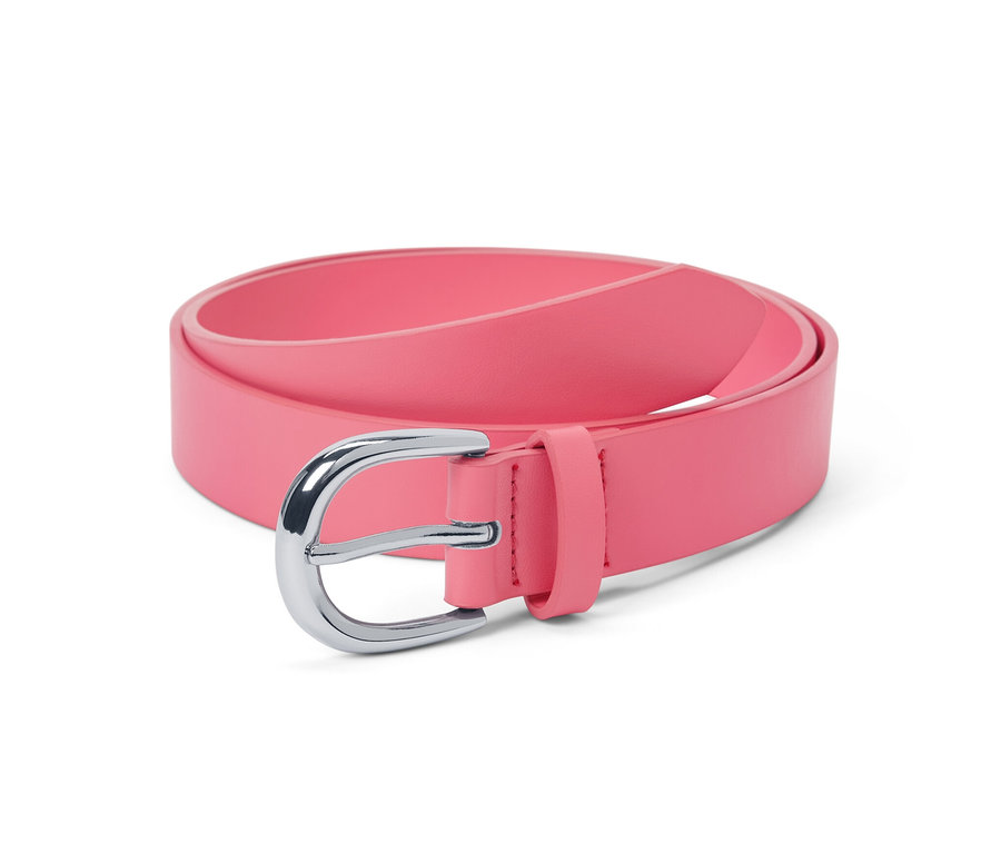 Różowy pasek ze srebrną klamrą leży zwinięty na białym tle.