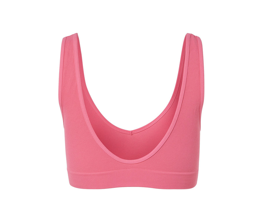 Zbliżenie na różową, bezszwową braletkę.