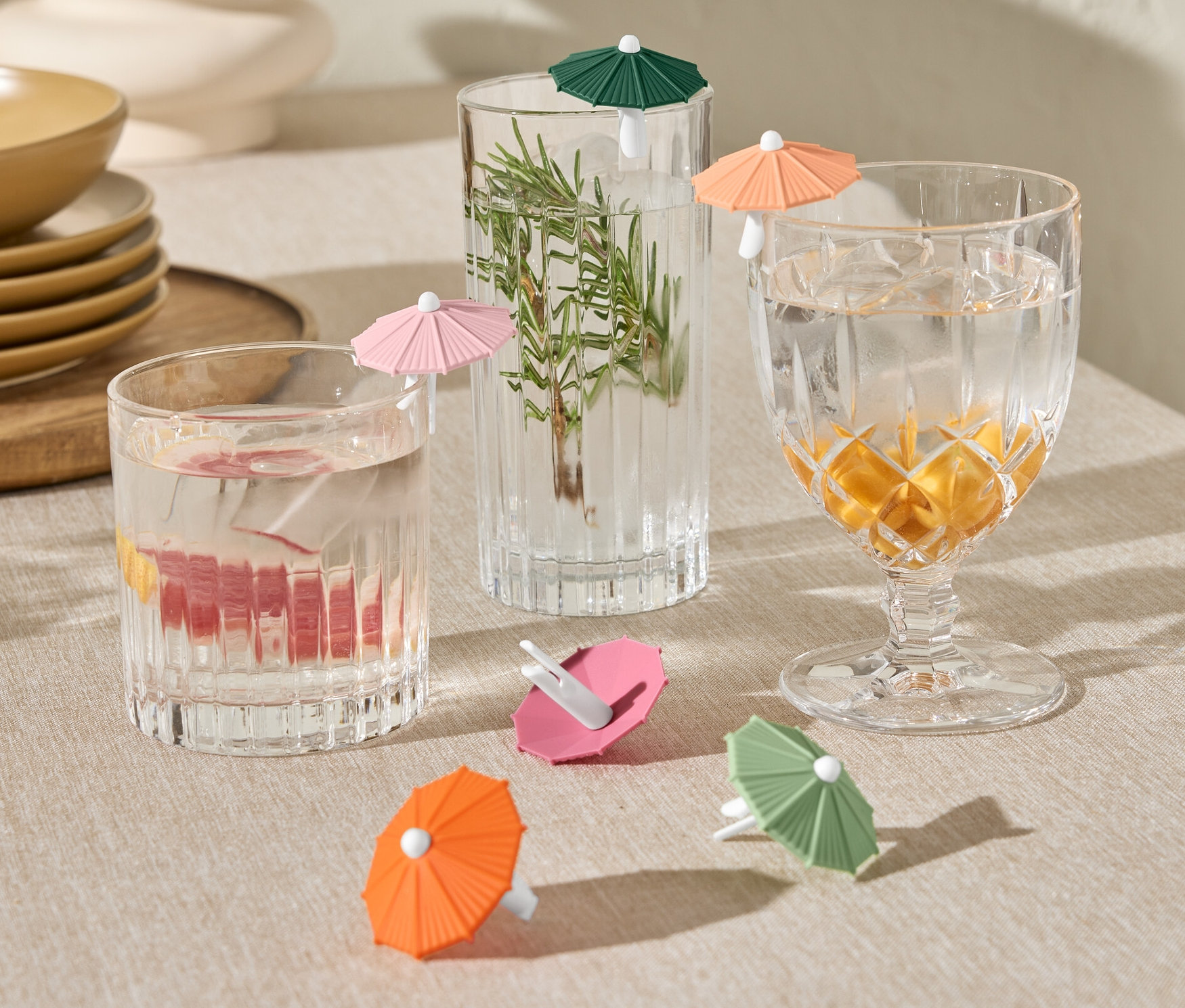 Kieliszki z napojami i ozdobnymi parasolami oraz 6 sztuk znaczników do kieliszków i szklanek.